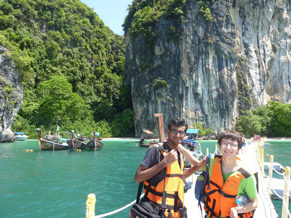 2b_Thailand_EngSci Two students standing on a boat in Thailand