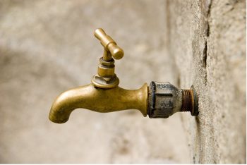 Why do Delhi and Bengaluru supply water according to 3,278 different schedules?